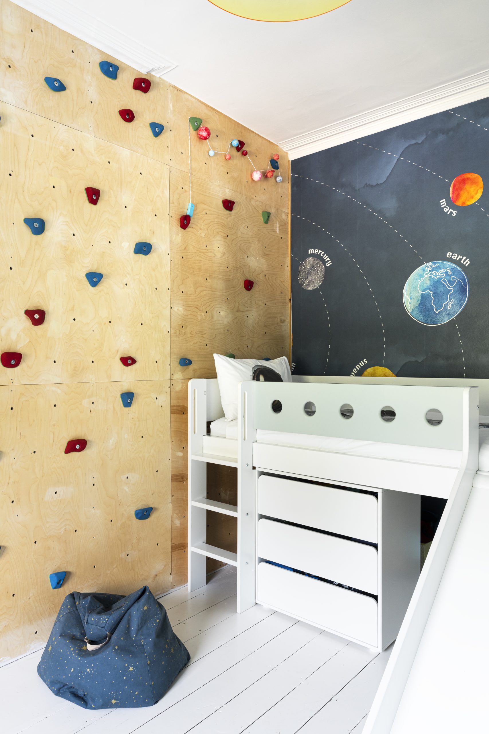 Climbing wall in boy's bedroom home design