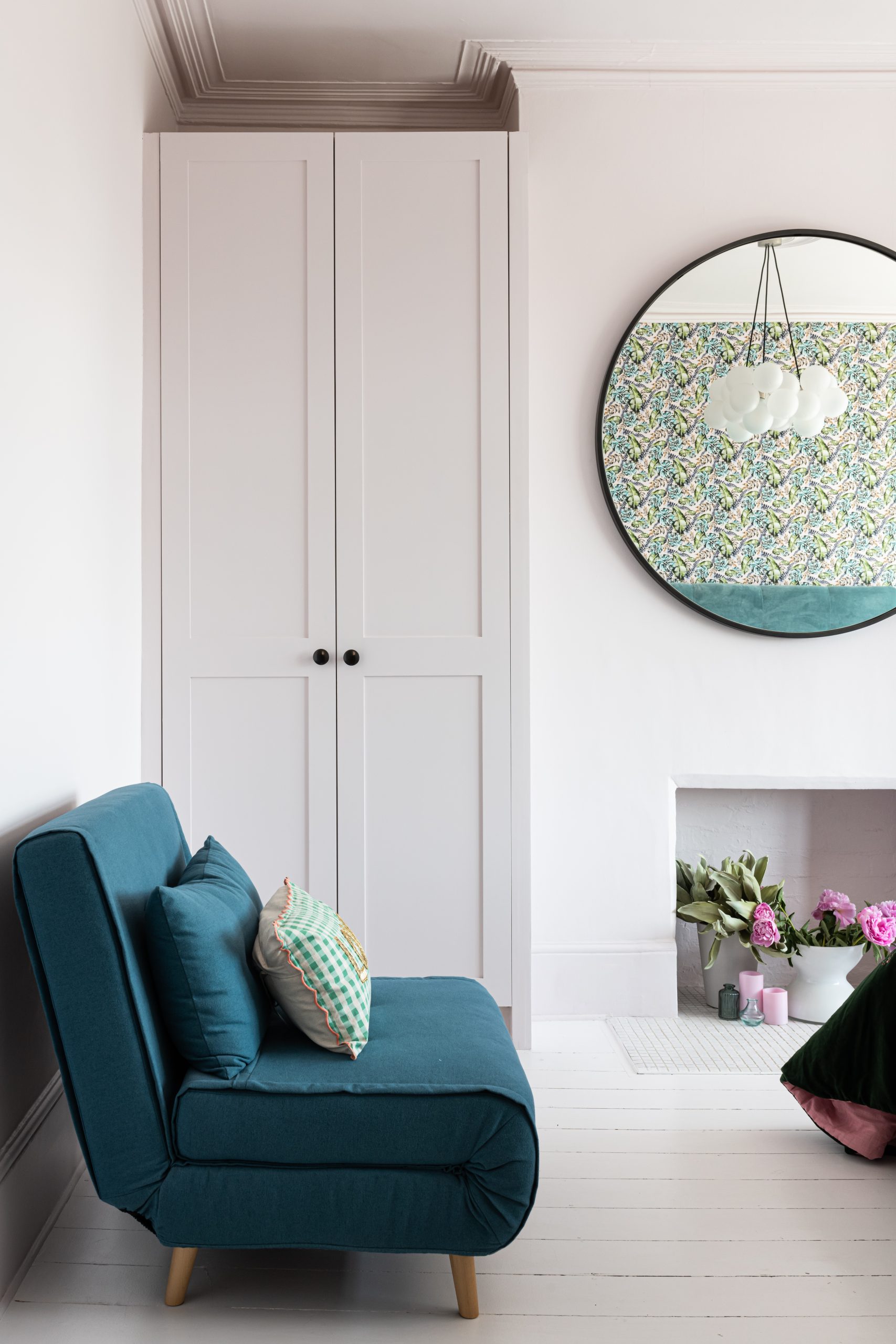 Bespoke wardrobe in guest bedroom